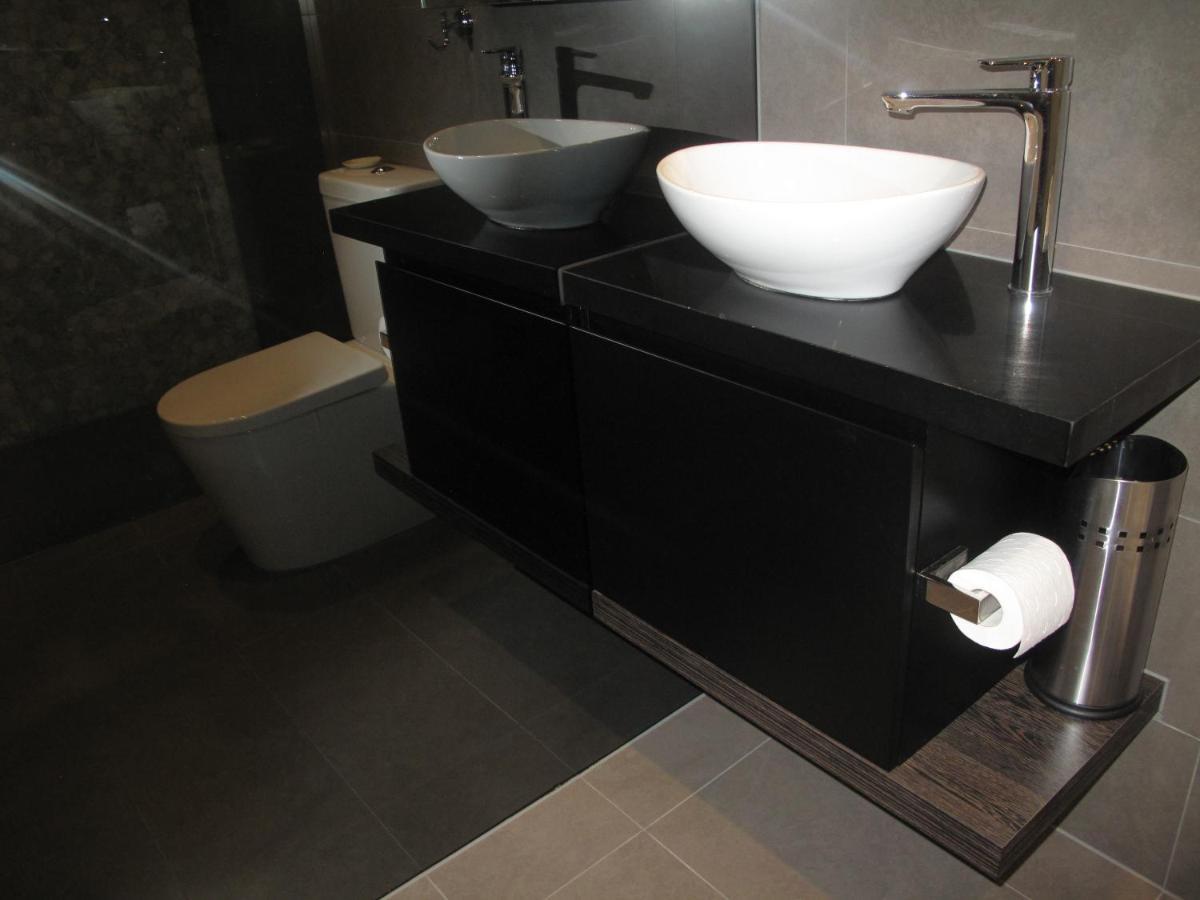 Modern 3 Bedroom Apt With Free Parking, Netflix, Wifi & Welcome Wine By Bnb Pro Melbourne Exteriör bild
